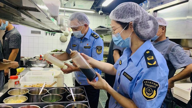 膨化食品：代加工与自产，哪种更胜一筹？**