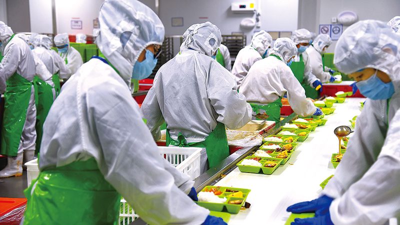 在采购过程中，要关注食品安全。以下是一些注意事项：