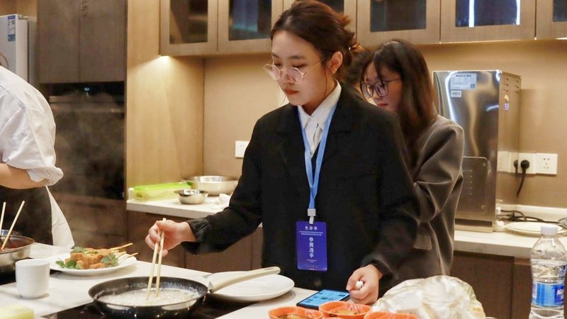 根据《中华人民共和国食品安全法》等相关法律法规，无证经营粮油店将面临以下处罚：